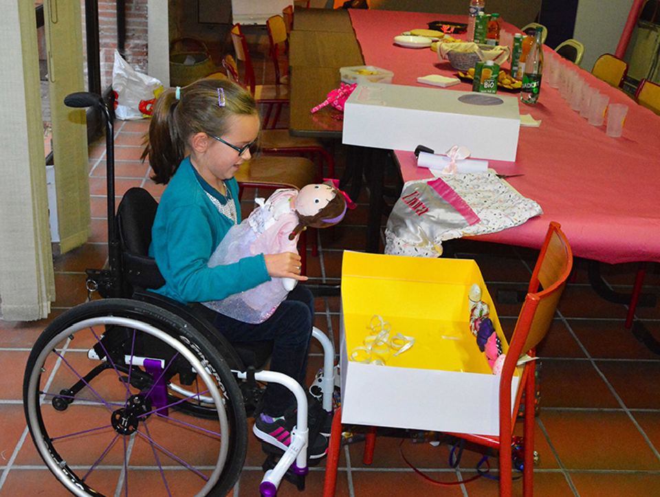 Enora découvrant sa poupée